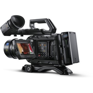 Cameră de cinema profesională Blackmagic Design URSA Mini Pro 12K OLPF cu montură PL și senzor Super 35 văzută din față și din lateral