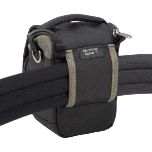 Geantă foto Think Tank Mirrorless Mover 5 V2 Coast Green montată pe o curea de talie