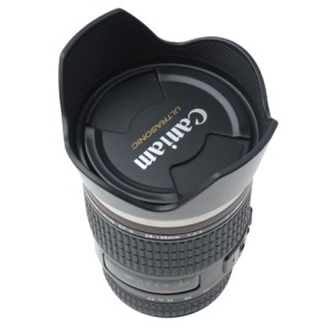 Paharul termos în forma obiectivului foto 28-135mm, finisat în negru, este un accesoriu inovativ și stilat, perfect pentru pasionații de fotografie și pentru cei care își doresc un produs unic și funcțional pentru băuturile lor preferate.