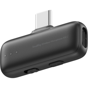 Transmițător ultracompact SmallRig S70 fixat discret pe gulerul unei cămăși