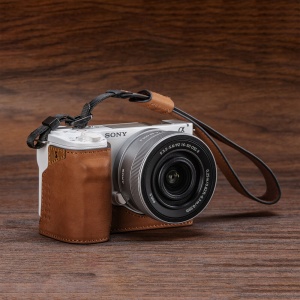 SmallRig 4889 Half Case Kit, Husa din piele maro pentru Sony ZV-E10 II