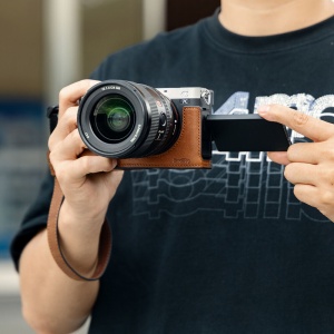 SmallRig 5015 Half Case Kit, Husa din piele maro pentru Sony a7C II / a7CR