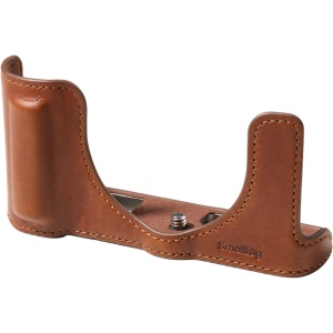 Husa din piele maro SmallRig 5699 pentru camera foto Panasonic LUMIX L10 vedere frontala si inferioara cu acces la baterie