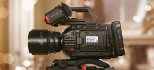 Camera cinematografica digitala profesionala Blackmagic Design URSA Mini Pro 4.6K G2 cu montura EF si ecran LCD tactil de 4 inch rabatabil