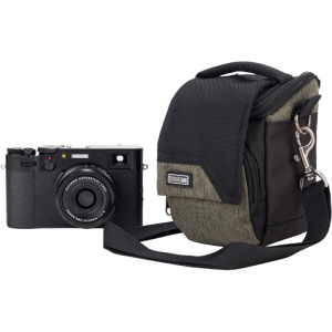 Geantă foto Think Tank Mirrorless Mover 5 V2 Coast Green lângă un aparat foto compact negru