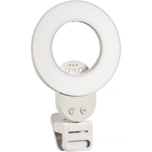 Lampa circulară LED Godox Litemons LR30Bi montată pe spatele unui smartphone prin prindere magnetică.