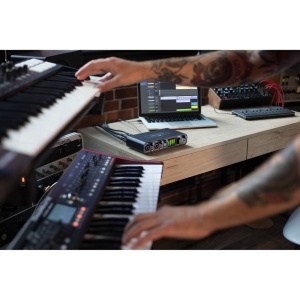 MOTU M4, Interfata Audio-MIDI 4x4 Analog, 2 Preampuri, 24-Bit/192 kHz