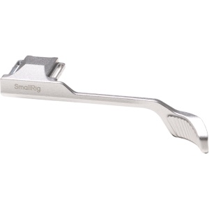 Maner pentru degetul mare SmallRig 5703 argintiu montat pe camera Panasonic LUMIX L10