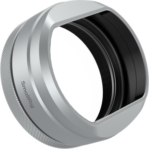 Filtru UV SmallRig 5851 cu kit de parasolar argintiu montat pe camera FUJIFILM X100VI