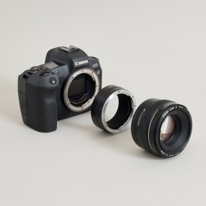 Urth ULMA-EF-R, Adaptor Obiectiv montura Canon EF/EF-S la camere Canon RF