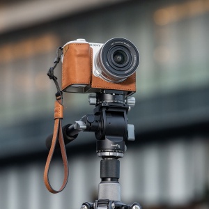SmallRig 4889 Half Case Kit, Husa din piele maro pentru Sony ZV-E10 II