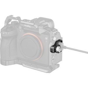 Clemă pentru cablu HDMI SmallRig 6406 montată pe carcasă profesională Sony Alpha 7 V