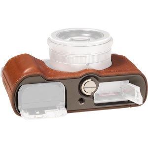 Husa din piele maro SmallRig 5699 pentru camera foto Panasonic LUMIX L10 vedere frontala si inferioara cu acces la baterie