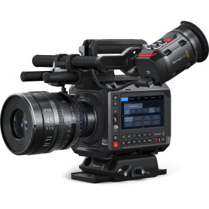 Cameră cinematografică digitală Blackmagic PYXIS 6K EF cu corp customizabil și ecran LCD de 4 inch de înaltă luminozitate