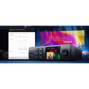 Procesor live streaming Blackmagic Streaming Encoder 4K cu ecran LCD central, buton rotativ de control, intrari si iesiri profesionale 12G-SDI si port USB-C pentru webcam pe panoul din spate.