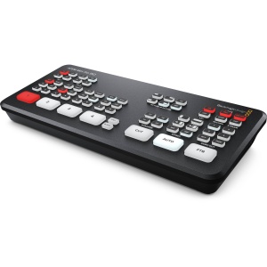 Mixer video Blackmagic Design ATEM Mini Pro ISO, vedere în perspectivă cu panoul de control și butoanele iluminate