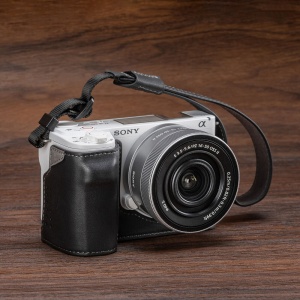 SmallRig 4777 Half Case Kit, Husa din piele neagra pentru Sony ZV-E10 II