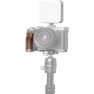 SmallRig 4796, Placa de montare L cu maner din lemn pentru Sony Alpha 7C II / Alpha 7CR