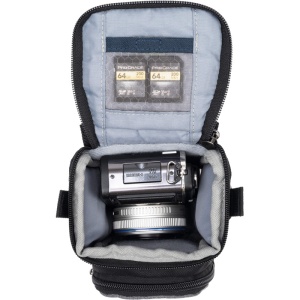 Compartiment Think Tank Mirrorless Mover 5 V2 Coast Green cu cameră foto și carduri SD în sloturi