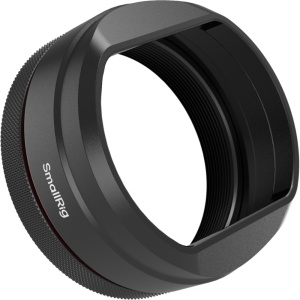 Parasolar metalic negru SmallRig 5848 cu inel adaptor montat pe camera FUJIFILM X100VI