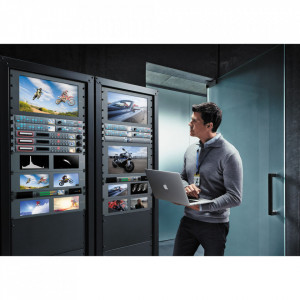 Convertor de standarde broadcast Blackmagic Design Teranex Express cu panou frontal iluminat, ecran LCD integrat si conectivitate multi-rate 12G-SDI