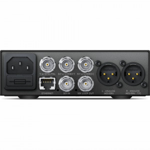Convertor video profesional Blackmagic Design Teranex Mini SDI to Analog 12G prezentat din perspectiva panoului frontal si a conexiunilor spate cu porturi BNC si XLR