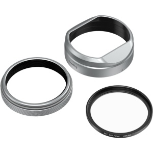 Filtru UV SmallRig 5851 cu kit de parasolar argintiu montat pe camera FUJIFILM X100VI