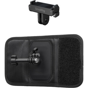 Suport pentru curea de rucsac SmallRig 6306 montat pe breteaua unui rucsac cu o camera de actiune DJI Osmo Action