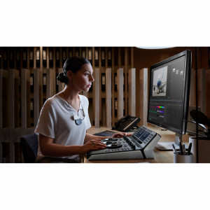 Consolă hardware de colorizare Blackmagic Design DaVinci Resolve Mini Panel cu 3 trackball-uri și două ecrane color de 5 inchi