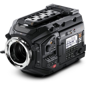 Cameră de cinema profesională Blackmagic Design URSA Mini Pro 12K OLPF cu montură PL și senzor Super 35 văzută din față și din lateral