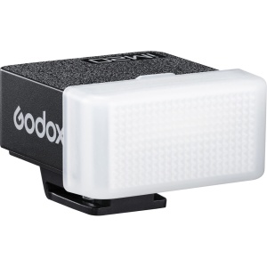 Difuzor alb Godox IM20DF montat pe mini blițul Godox iM20, asigurând o iluminare moale și uniformă.