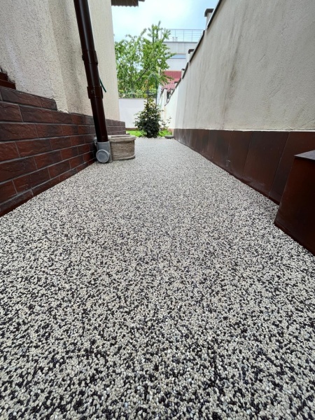 Pardoseală epoxidică din covor de piatră IZOCOR PCC 26.4 kg – finisaj decorativ și rezistent pentru exterior - Img 6