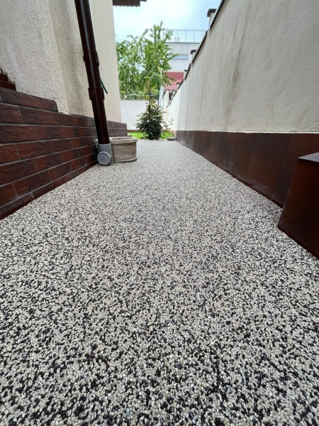 Pardoseală poliuretanică din covor de piatră IZOCOR PC 26 kg – finisaj decorativ și rezistent pentru exterior - Img 6
