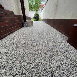 Pardoseală epoxidică din covor de piatră IZOCOR PCC 26.4 kg – finisaj decorativ și rezistent pentru exterior - Img 6