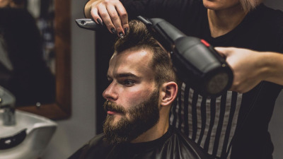 Tunsori bărbați în funcție de vârstă. Ce stil te prinde și ce produse ți se potrivesc?