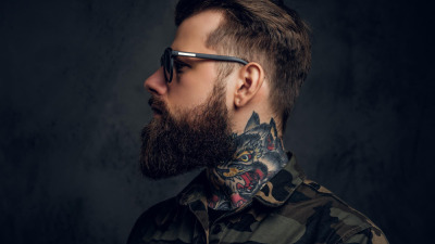 Un look mereu fresh cu o barbă vopsită: sfaturi pentru vopsirea bărbii