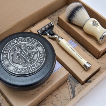 Set barbierit Captain Fawcett Shave Brush, Razor & Soap Gift Set
