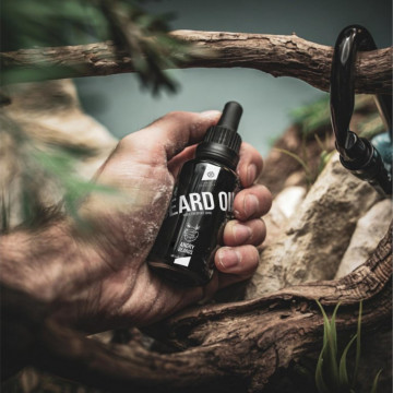 Uleiul de barbă Angry Beards ChrisTraveller Beard Oil conține ulei de migdale, argan și avocado.
