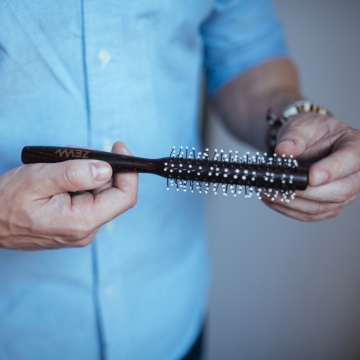 Perie din lemn quiff roller ZEW for men