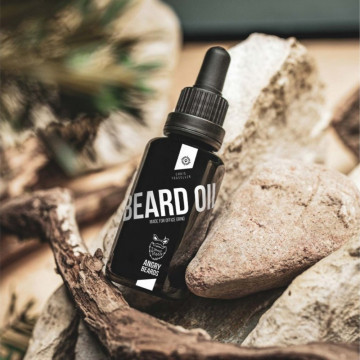 Uleiul de barbă Angry Beards ChrisTraveller Beard Oil conține ulei de migdale, argan și avocado.