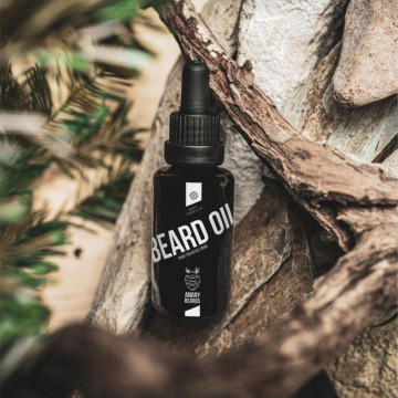 Uleiul de barbă Angry Beards ChrisTraveller Beard Oil conține ulei de migdale, argan și avocado.
