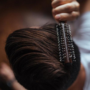 Perie din lemn quiff roller ZEW for men