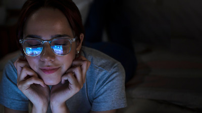 Lumina albastră și ochii tăi – ce se întâmplă de fapt și cum te protejezi
