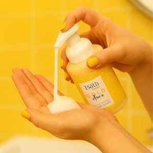 Gold Aura Gift Box Lotiune 250 ml, Scrub 300 g, Gel de Dus 250 ml, Sapun Lichid 300 ml, Body Mist 200 ml, The Bath Factory - Img 7