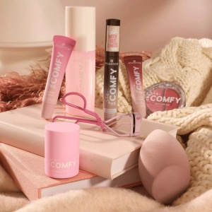 Lipgloss cu peptide Feelin’ Comfy, 01 Strawberry Self-love, 10 ml, Essence - Img 3
