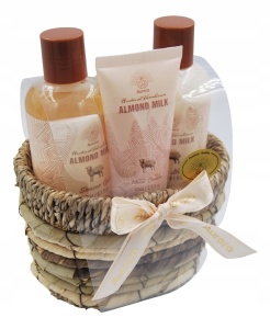 Set cosmetice cu lapte de migdale pentru femei, gel de dus 180 ml, sampon 180 ml si lotiune de corp 60 ml, Aurora