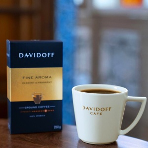 Ceasca de cafea langa pachet Davidoff Fine Aroma