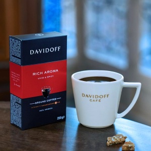 Ceasca de cafea langa pachet Davidoff Rich Aroma