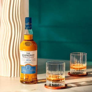 Pahare si sticla de whisky The Glenlivet Founder's Reserve