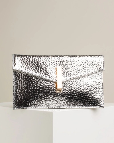 Ženska pismo torbica sa elegantnom kopčom T022655 srebrna